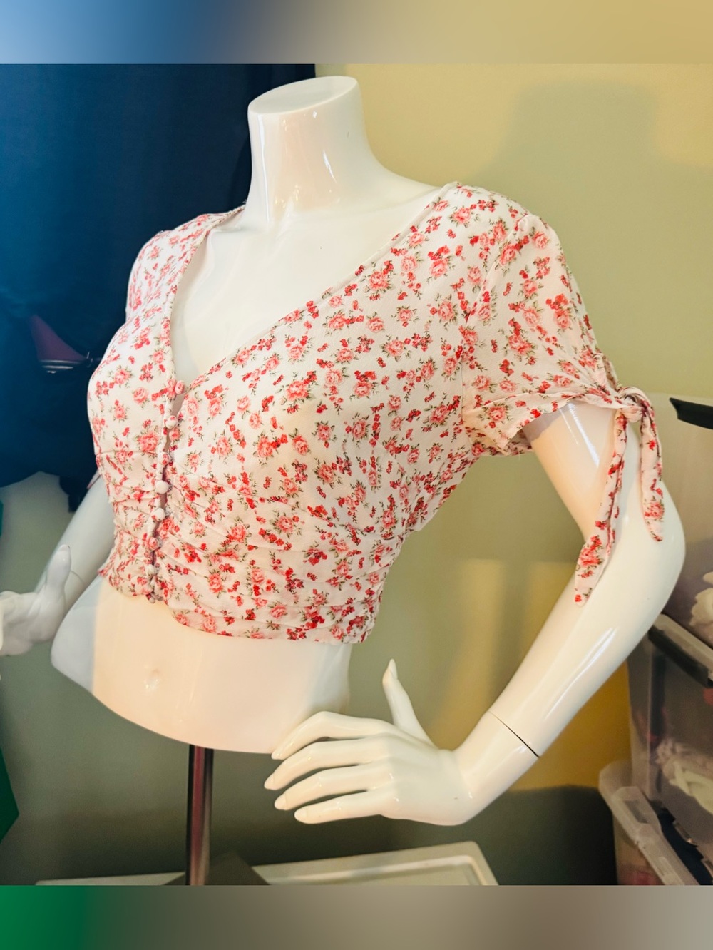 👑 Size Large Forever 21 White Crop Top with Pink Floral Print